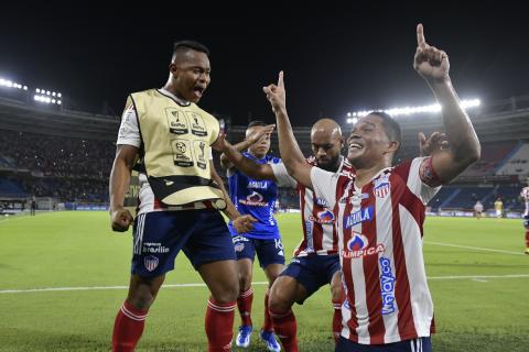 Bacca celebra agradeciendo al cielo