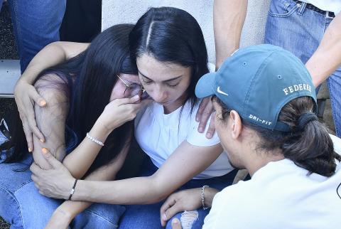 Las mujeres lloran la muerte del joven