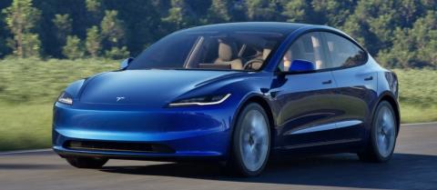 Tesla Model 3 de color azul.