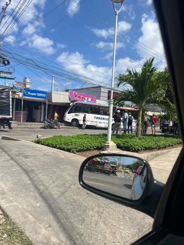 Foto del bus que se estrelló contra local comercial al frente de Metrocentro.