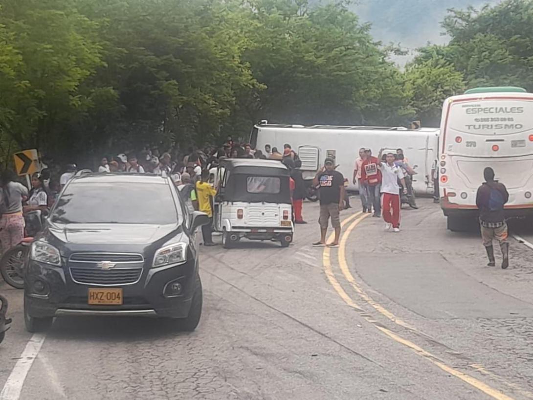 Accidente De Bus Escolar Deja Un Muerto Y 8 Menores Heridos