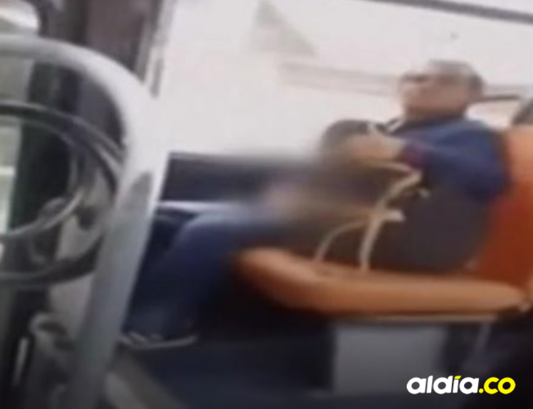 VIDEO | Hombre se masturba frente a una joven en un bus