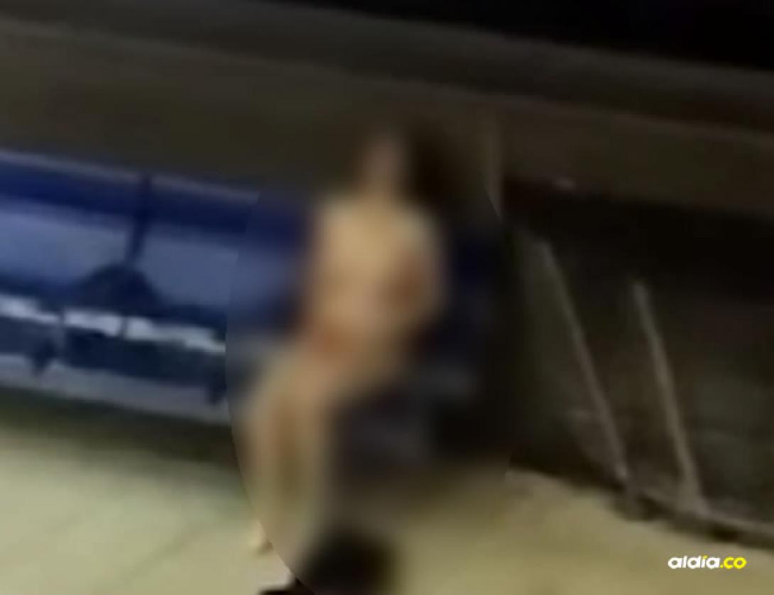 VIDEO | Mujer se desnudó en pleno aeropuerto y causó caos entre los